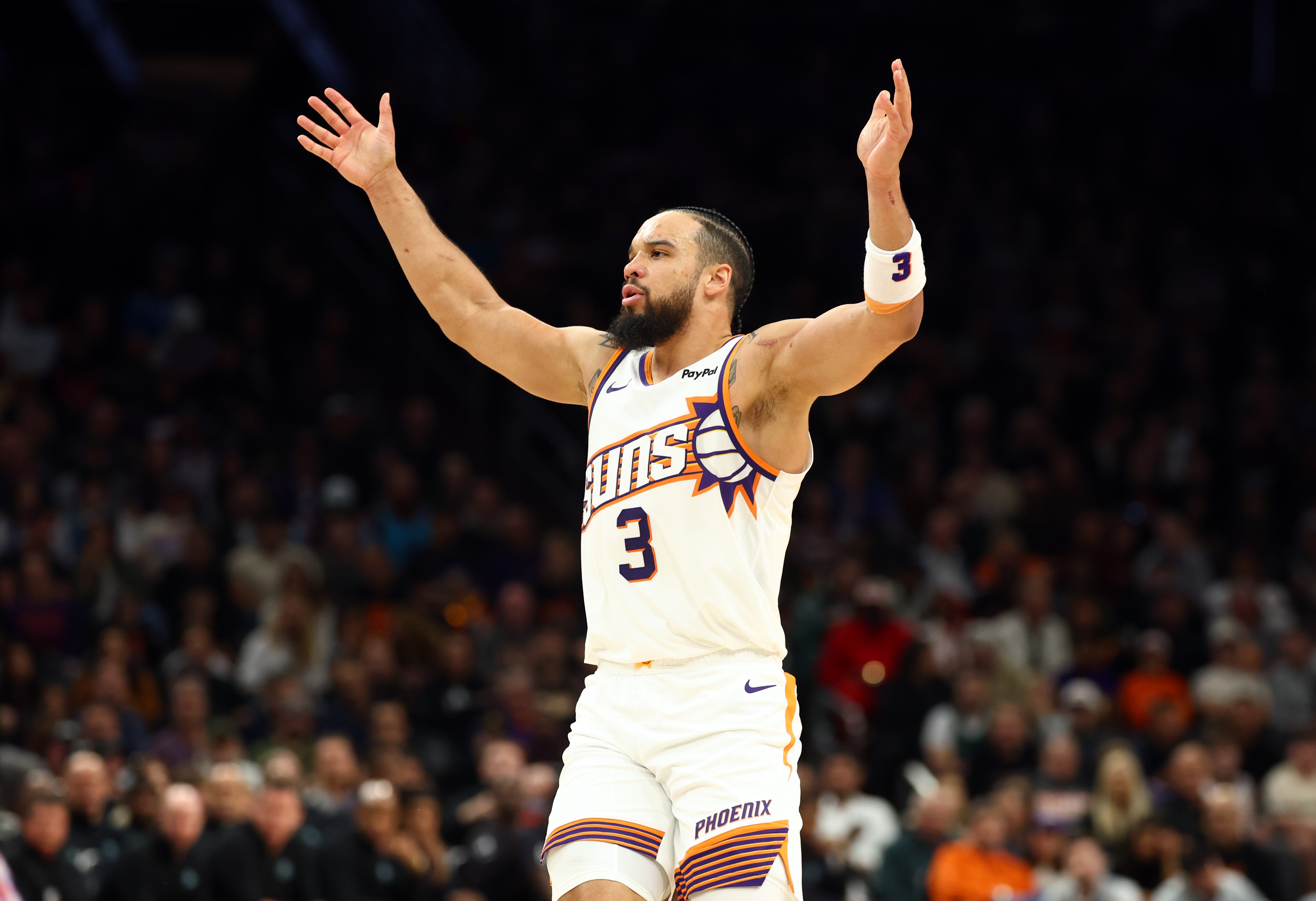 主攻手！狄龙半场12中7砍下全队最高15分外加3篮板